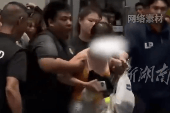 中国女粉丝泰国书展遭暴力对待 艺人目击未援手