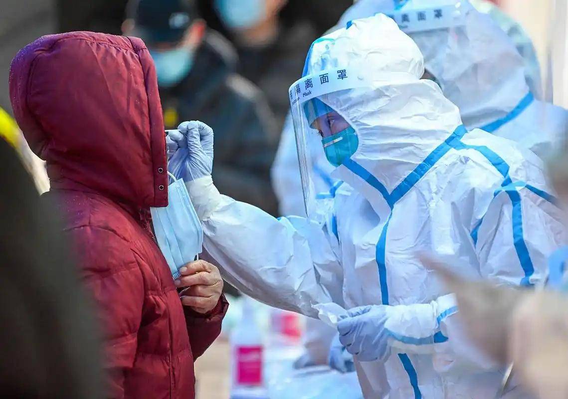 原创            新冠再次爆发？可能不发烧！医生：出现4个症状，别犹豫赶紧就医