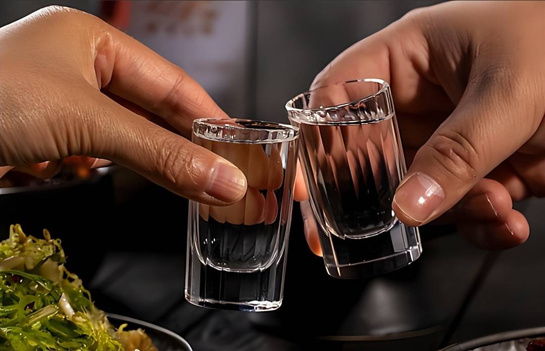 原创            白酒再次成为关注对象！多名院士发现：常喝白酒的人，有几个变化