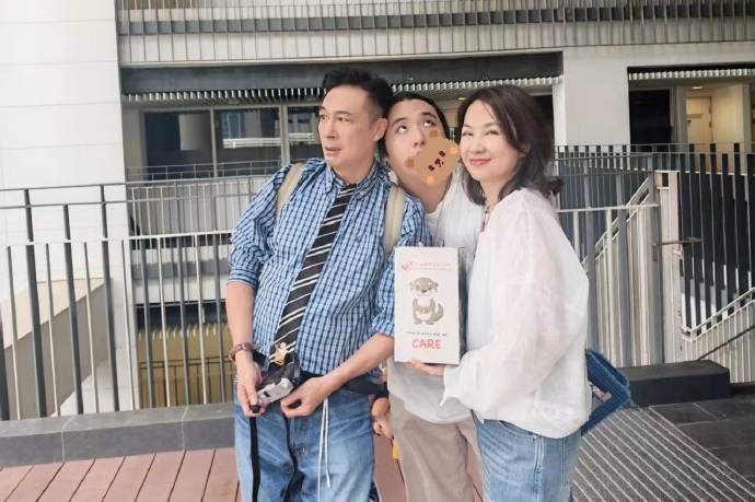 吴镇宇儿子吴费曼发文自曝遭校园霸凌细节：“大拇指被厕所门夹，书包丟游泳池，和嘲笑我的容貌与其他元素”封面图