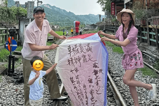 林志玲两年前铁路旁放天灯遭举报 经纪人表态将依法缴罚金