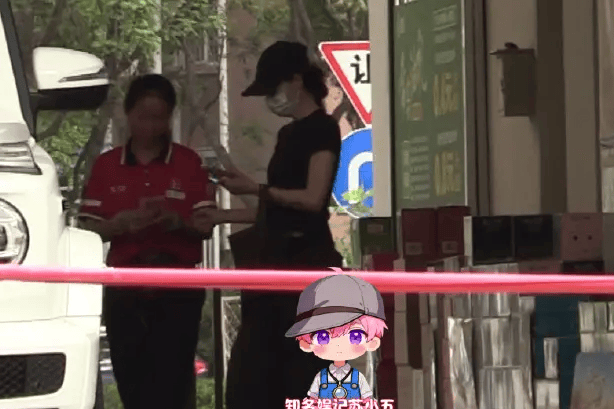 王丽坤独自就医显纤瘦 驾车加油洗车后返家