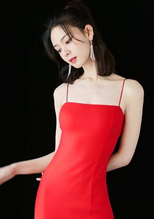 “霍仙姑”陈瑶靓丽写真美爆了！萝莉脸高挑身材性感撩人