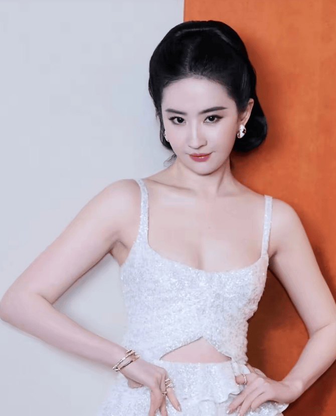 刘亦菲公布最新高级美感写真，将微胖的丰腴美感彻底展现