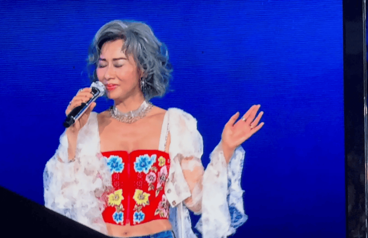 64岁叶倩文深圳巡演宣布添孙 兴奋直言“明日即归抱孙女”