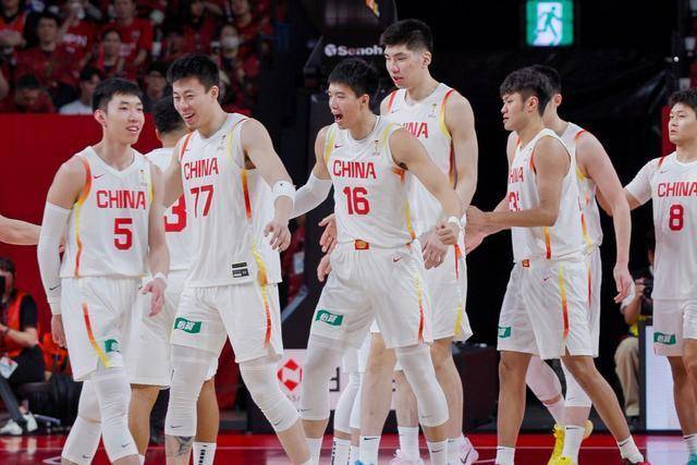 中国男篮4连胜！12人名单清晰，胡明轩位置很悬，徐昕位置被挤掉