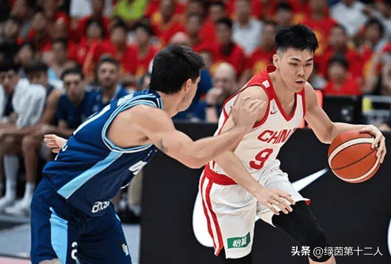 中国男篮热身赛开门红背后：贺希宁17分炸场，裁判吹罚惹争议