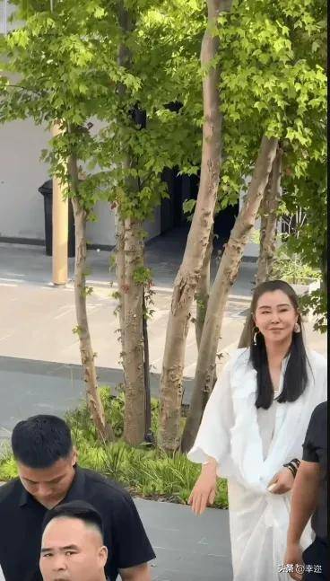 王祖贤难忍外貌攻击,要求粉丝停更5年主页,被偶遇总是口罩遮面_生活_网络_账号