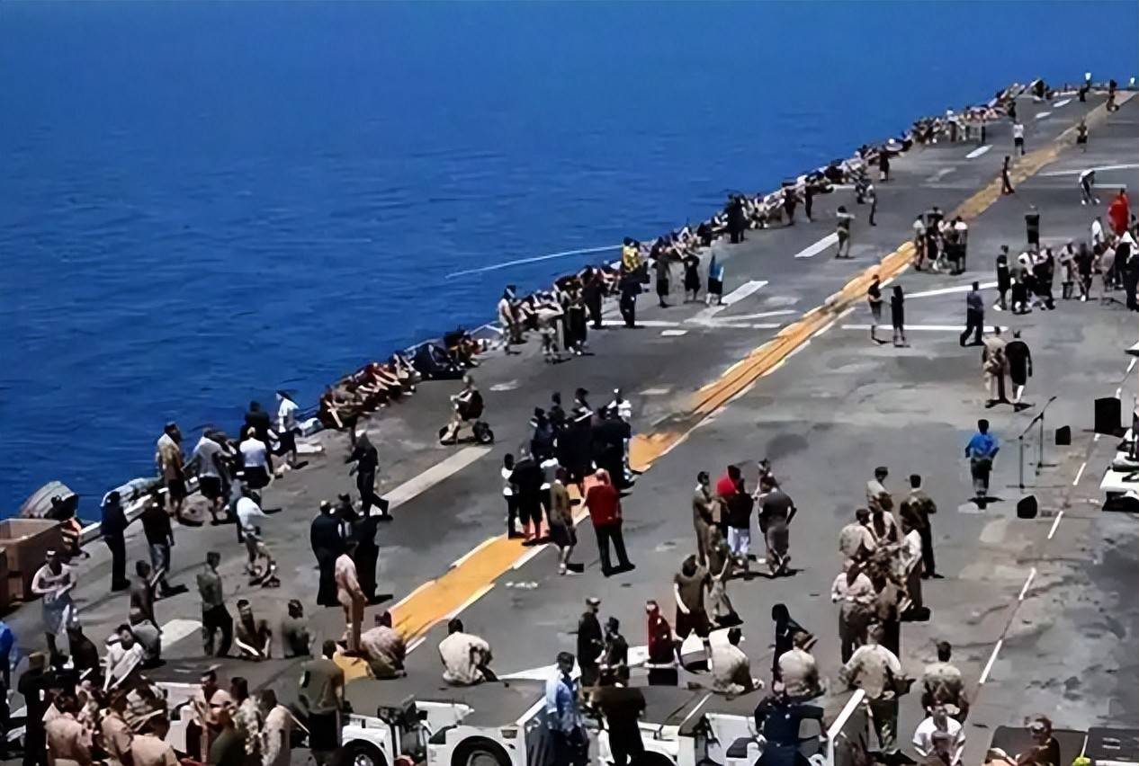 美军航母士兵崩溃跳海