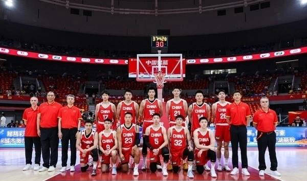 热议中国男篮出征卡塔尔14人名单：郭士强助阵7名后卫仍令球迷不安