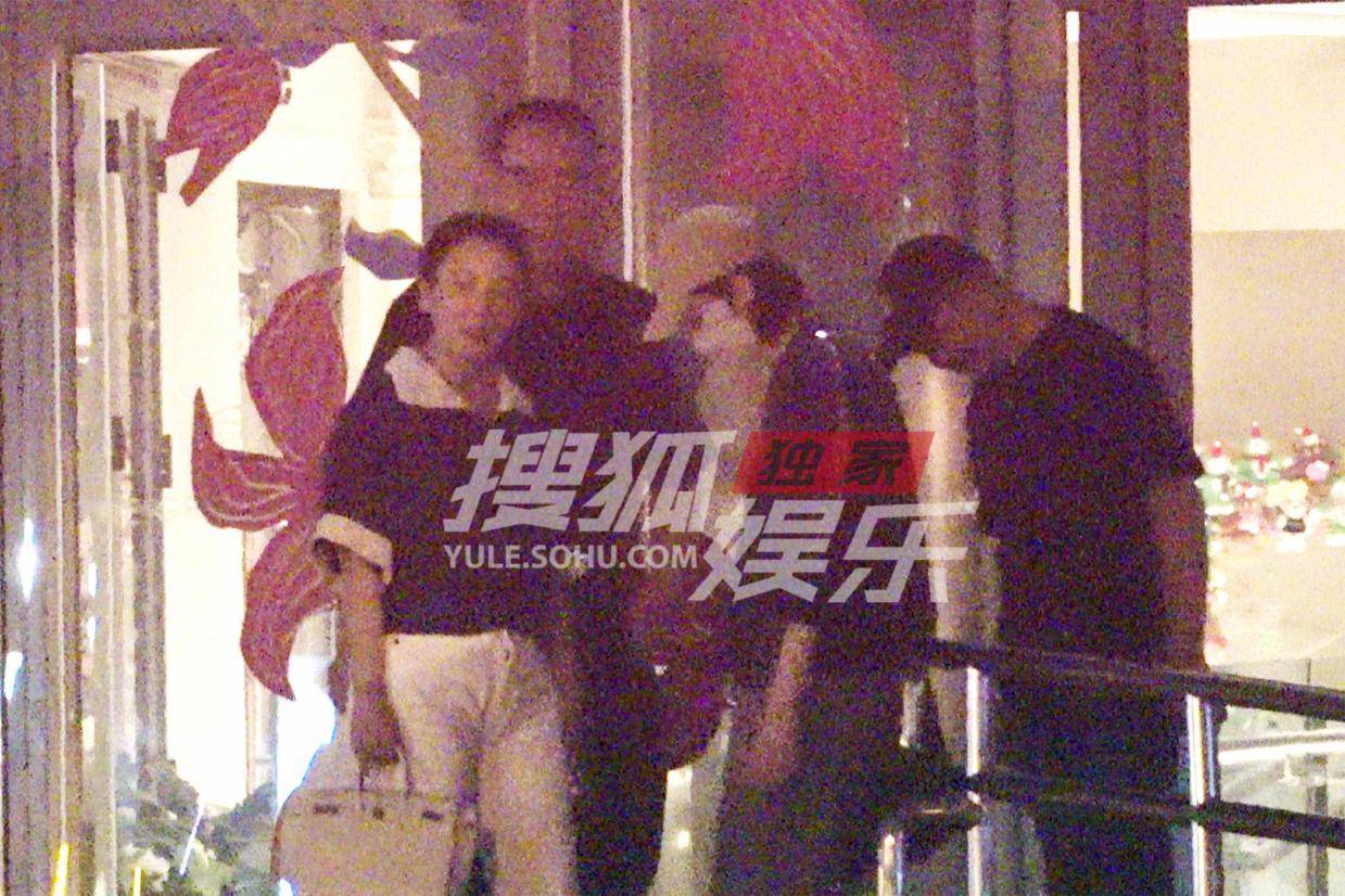 姚晨曹郁与陈凯歌陈红夫妇聚餐 街边热聊尽显真挚情谊