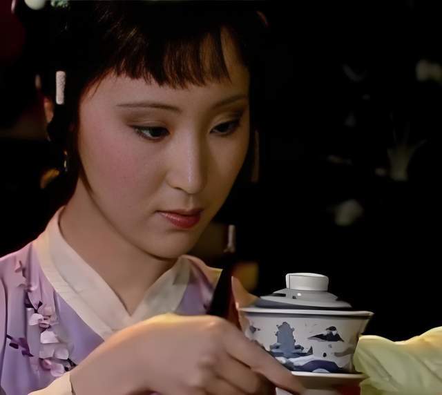 原创            王夫人当众拒绝黛玉奉茶，贾母转头一句话让她当场尴尬：这招太高了！