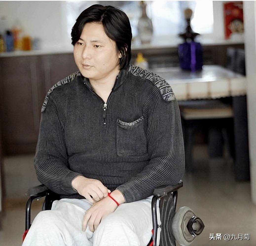 国足名宿现状：坐轮椅26年，做餐饮谋生，49岁孑然一身不敢结婚