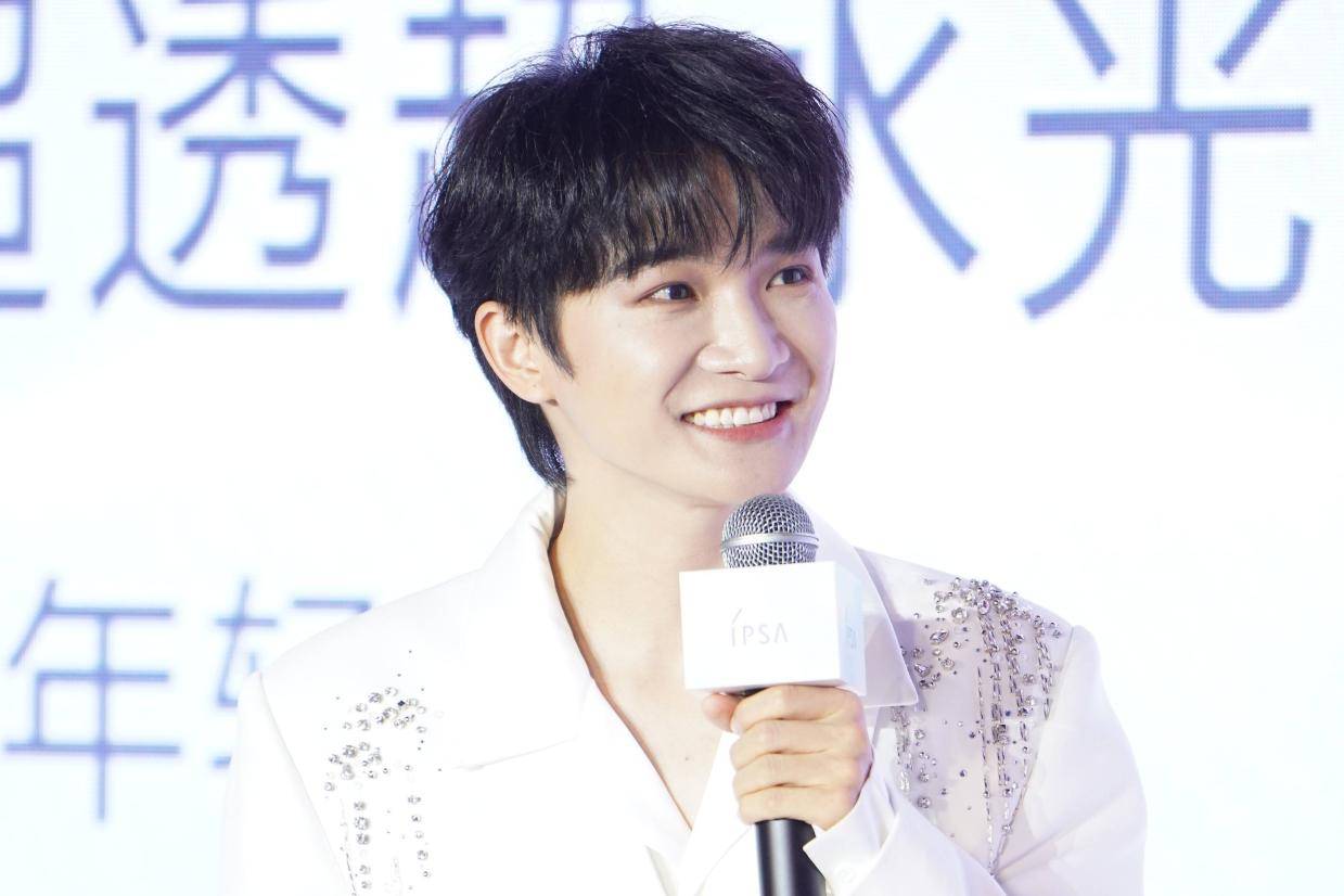 周深白色鎏金西装亮相上海 分享演唱会趣事与护肤心得
