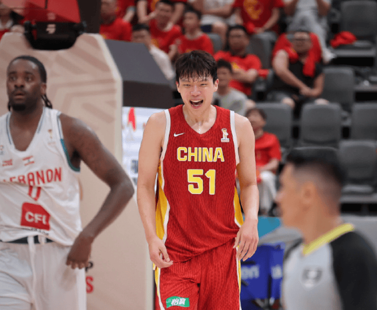 杨瀚森准绝杀！中国男篮顶住裁判压力，主场险胜2分