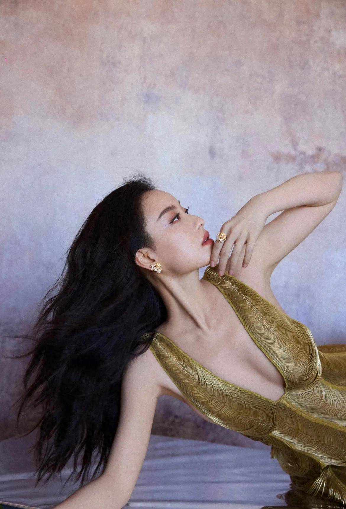 倪妮公布最新高级感写真，引发网友巨大争议，究竟是身材好还是坏