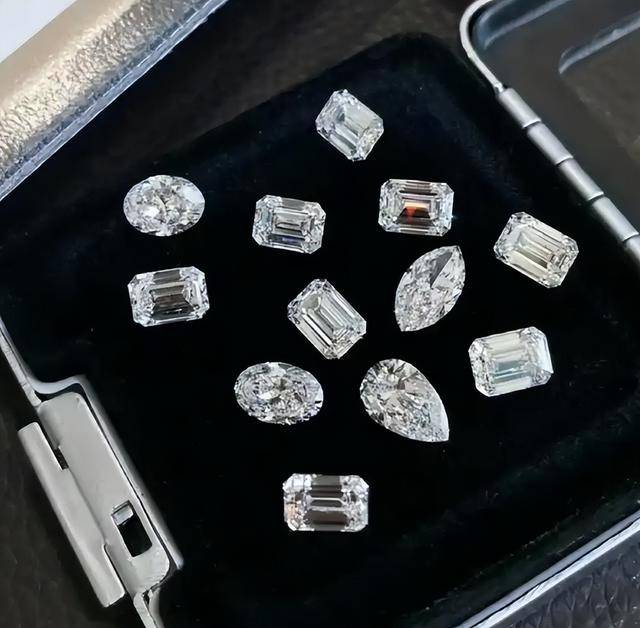 西方曾花上百年，把钻石包装成奢侈品，几年不到被中国河南打崩