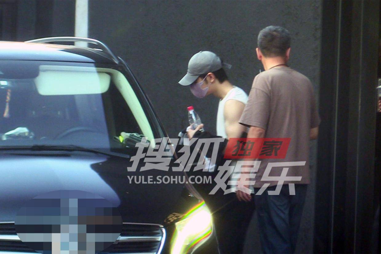 肖战舞蹈工作室训练照曝光 手臂肌肉线条成焦点引热议