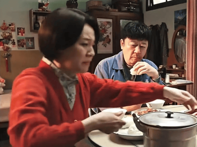 原创            《生逢其时》与《小巷人家》异曲同工，郭晓东关晓彤又演父女