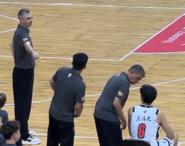 一觉醒来，宏远官方发声！新主帅也忍不住骂人，广东三将启程参加亚运