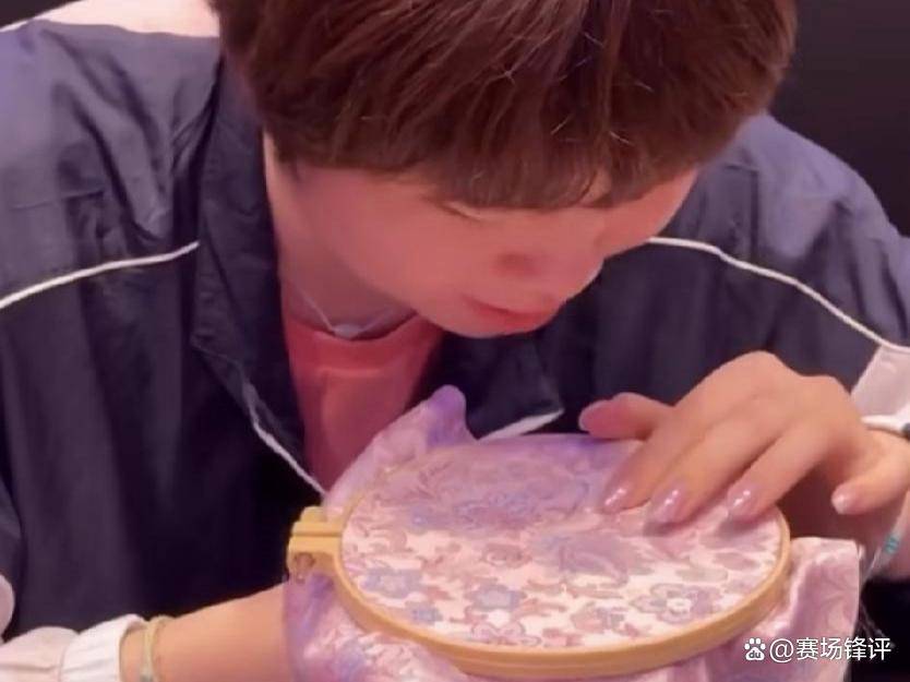 澳门冠军赛欢迎晚宴热闹非凡，陈幸同与陈熠尽兴玩桌上冰球，蒯曼却安静刺绣