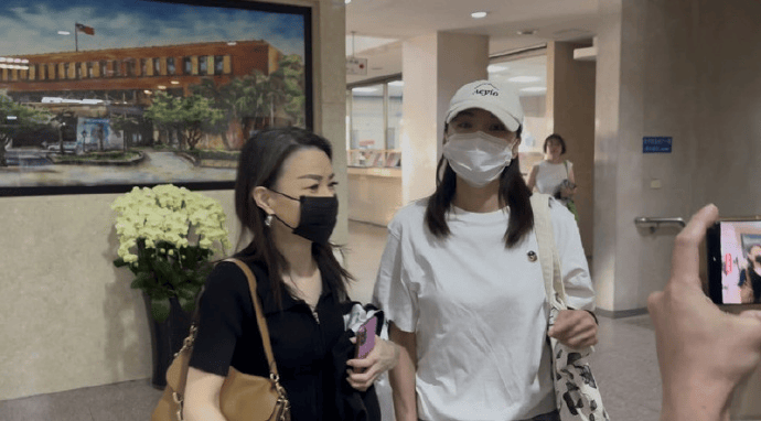 江祖平低调现身性侵案庭审 白色装扮引关注