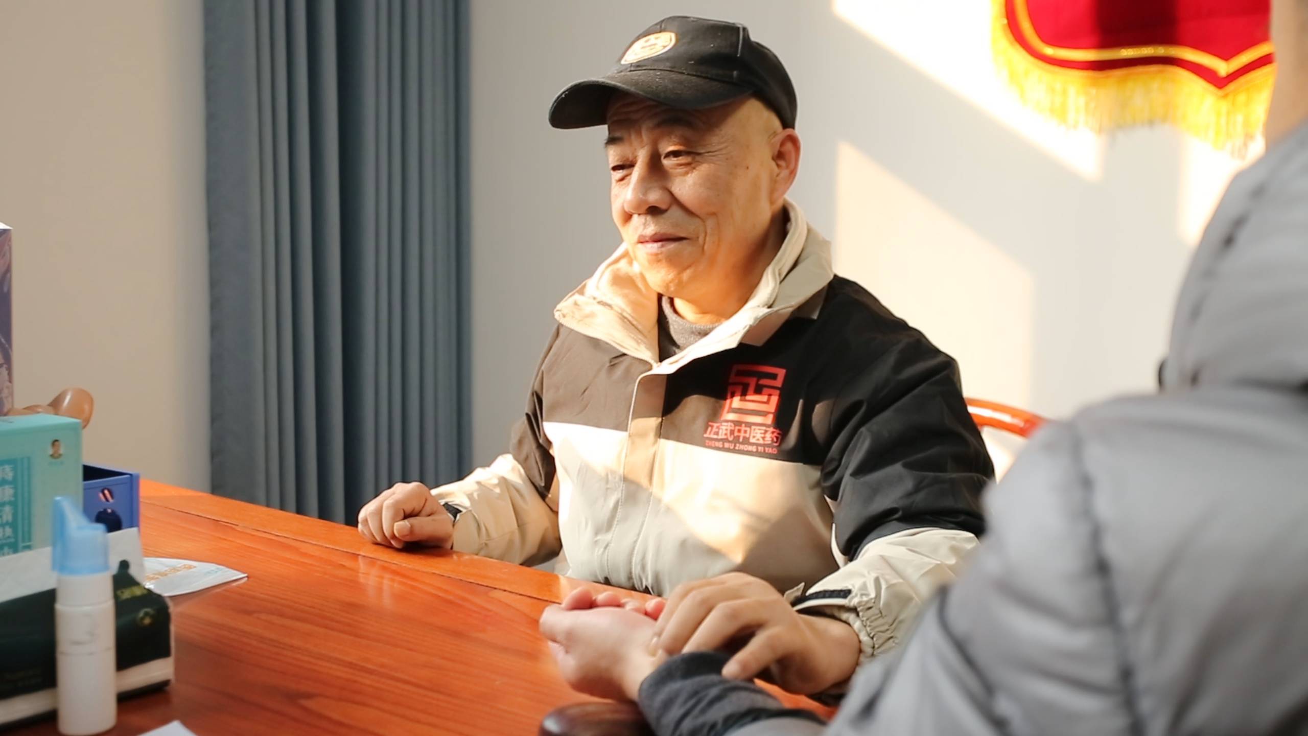 抗过敏药越吃越困，这家诊所不手术不打针，把药贴在脚心治鼻子