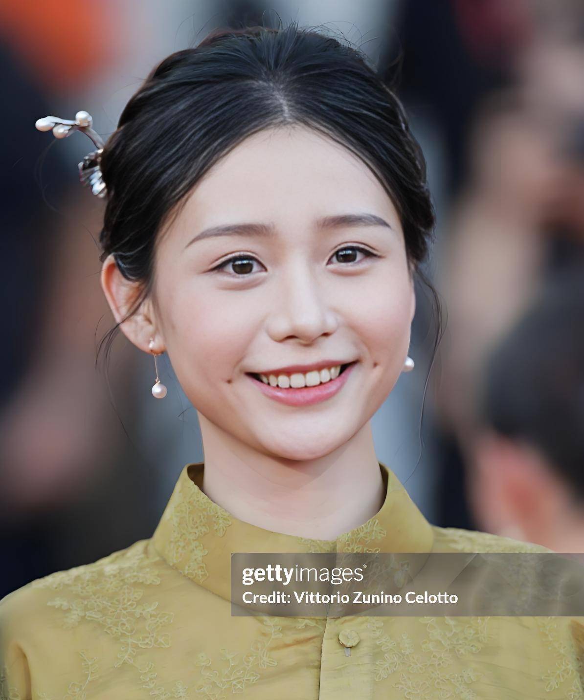 李思潼登威尼斯电影节，生图宽眼距脸扁平好普，被王晓慧C位抢镜 