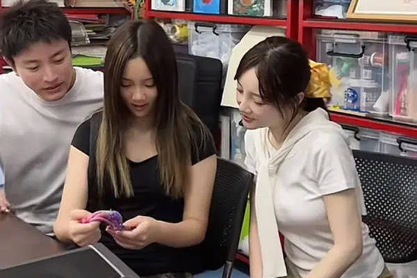 贾乃亮李小璐甜馨一家三口温馨同框,携手公益传递正能量
