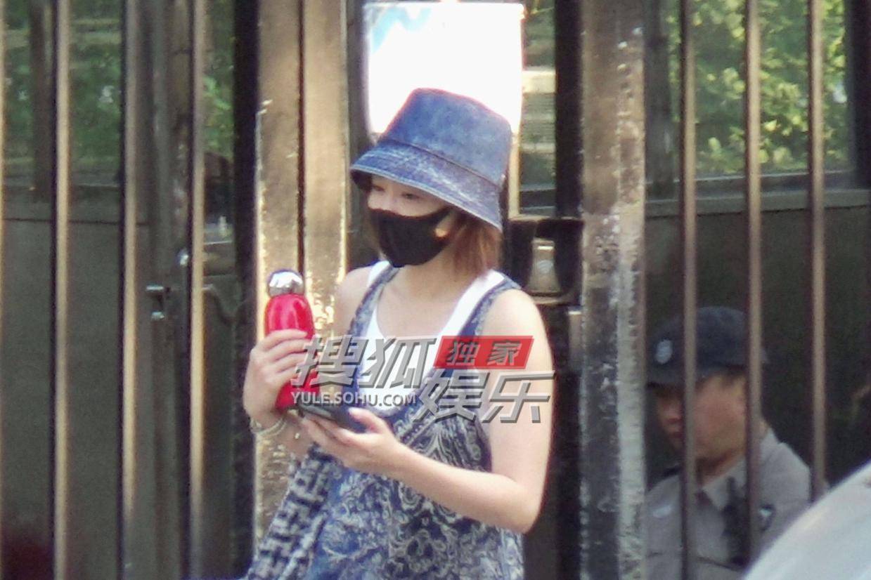 高叶小区访友后超市采购 手持面包漫步尽显惬意生活