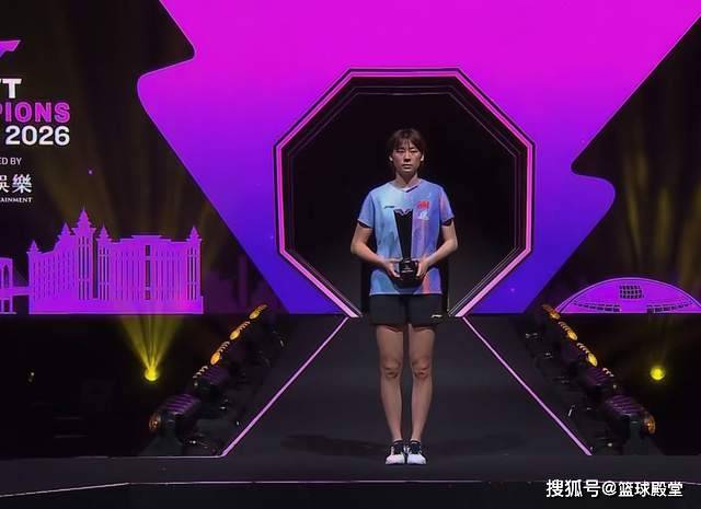 女单颁奖！陈熠全程面无表情，张本美和笑开花，希望记住这种痛苦