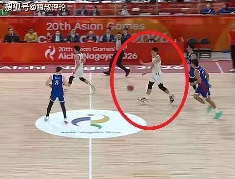 中国男篮44分复仇太狠？崔永熙示意放弃进攻遭菲律宾偷袭抢断飙中三分