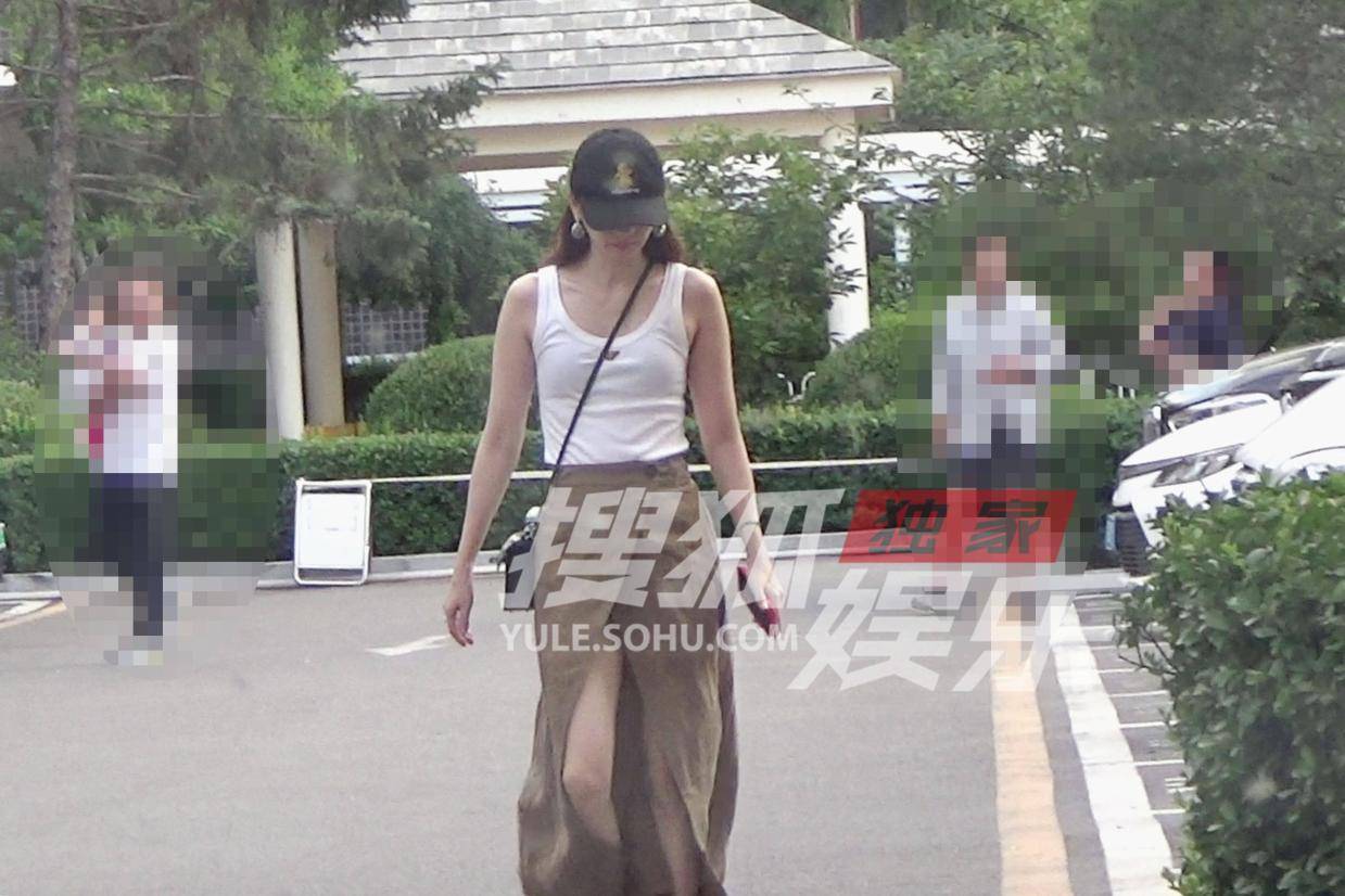 童瑶会友时尚造型曝光 白色背心配开衩长裙大秀长腿