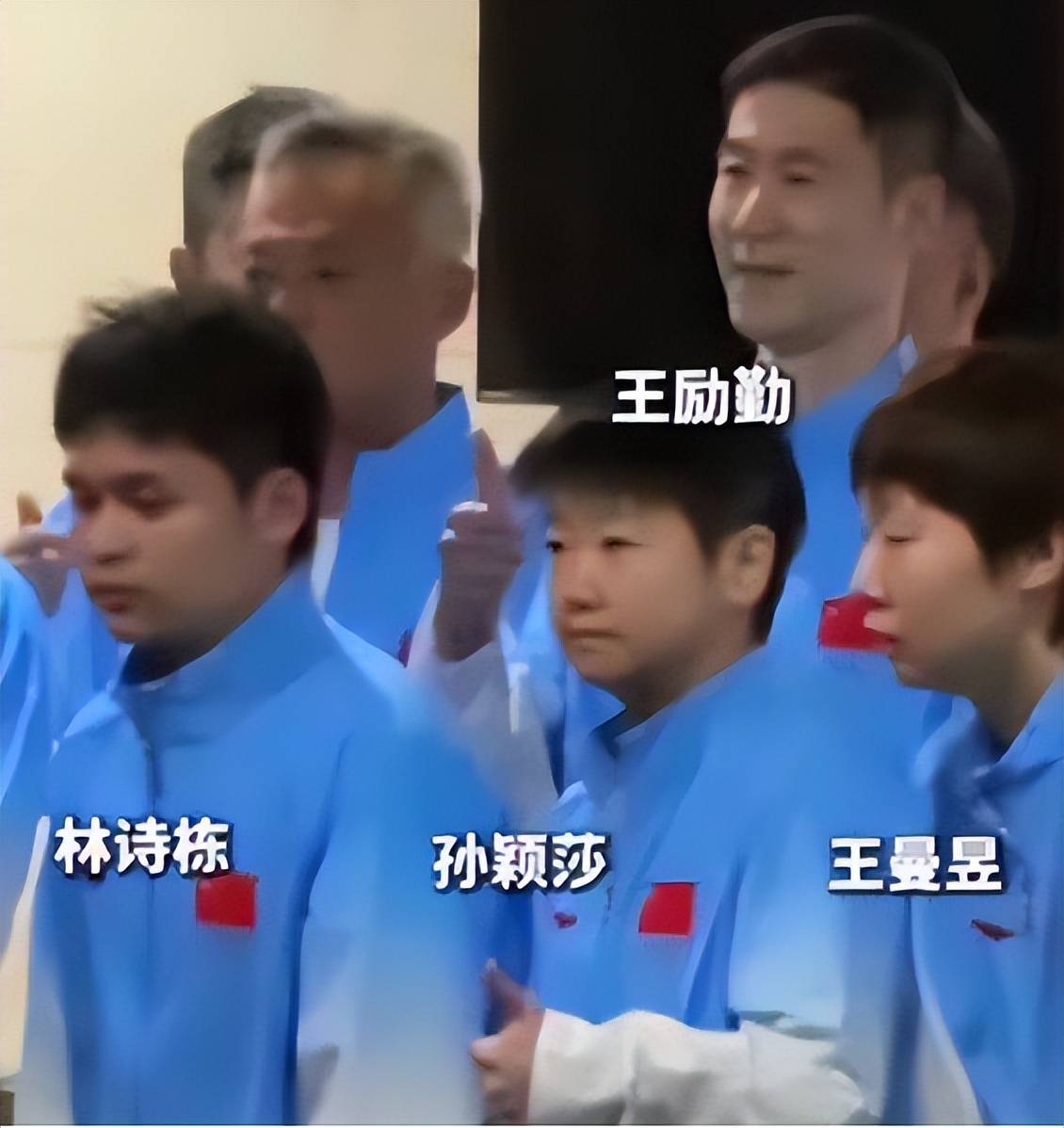 国乒出征亚运会大合照:王曼昱让位,王楚钦靠边站,C位令人意外