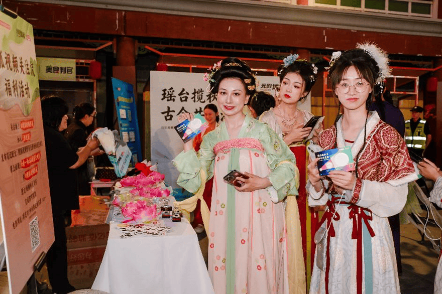 中秋前夜，在广和楼共赴“长安一片月”——《长安三万里》中秋特别放映点亮前门夜色