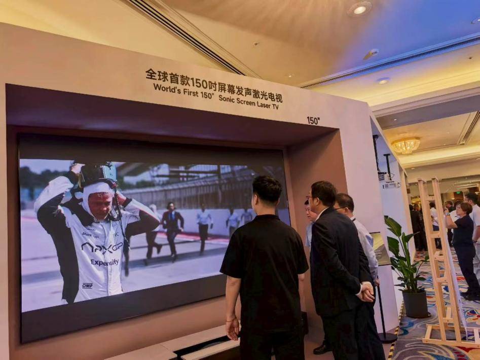 巨幕隐身,墙即银幕,激光显示构筑高阶客厅光影体验-最极客