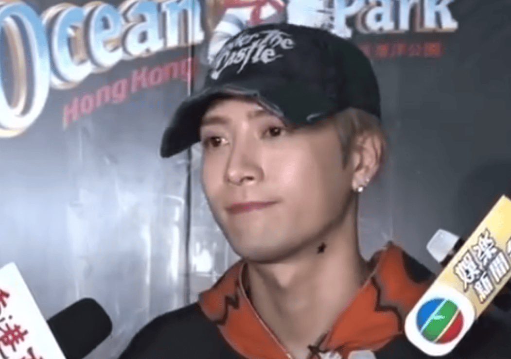 王嘉尔辟谣与宋雨琦7年秘恋 明确表示单身专注事业