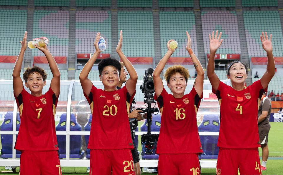 中国女足因换人失误遭罚黄牌 网友担忧越南可能申诉