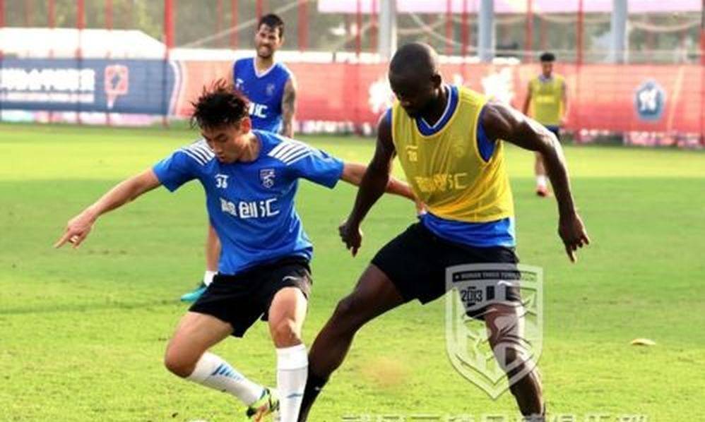 9月26日:三镇仅5胜客场1胜保级渺茫却不敢换帅:苏亚雷斯怕丢饭碗拒辞职
