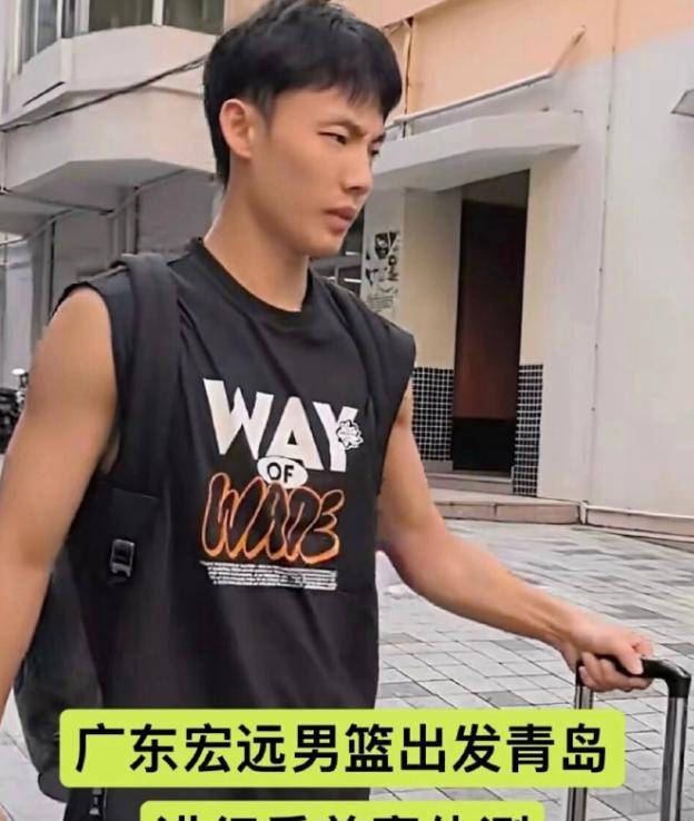 广东宏远：首创CBA体教融合，全队齐赴青岛体测，崔永熙与球迷亲密合影！