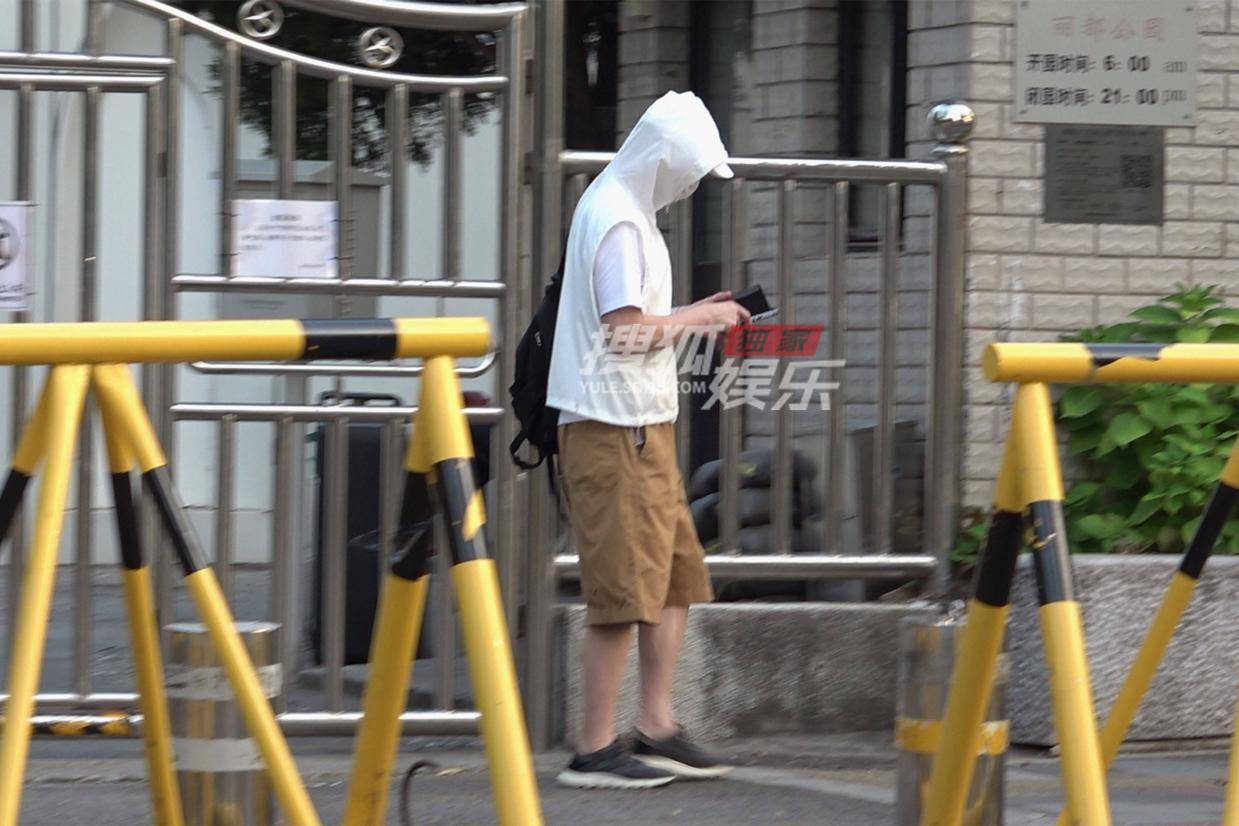 葛优自驾出游惬意十足，伸手窗外沉浸式记录美景引关注
