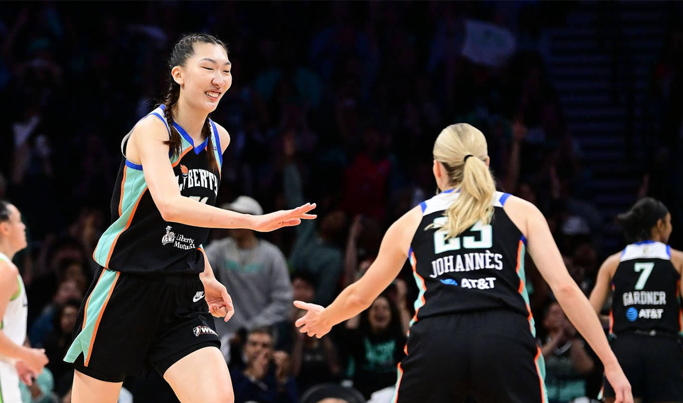 2-0掀翻联盟第一！中国女篮27岁2米07王牌创黑八奇迹：辅佐三巨头冲冠