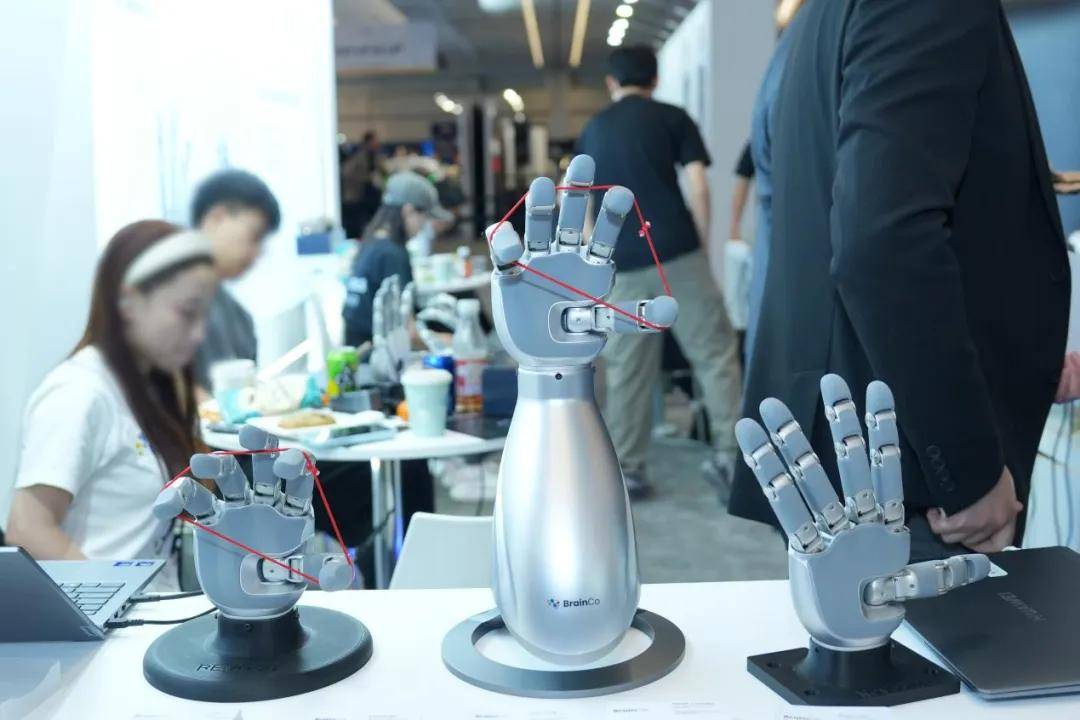 直击IROS丨灵巧操作再进一步，强脑科技亮相全球机器人顶会