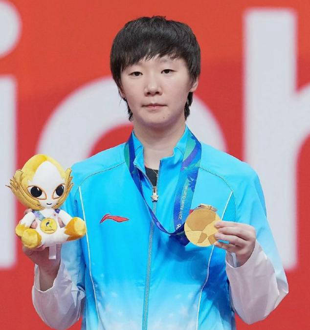 国乒大部队满载而归！王楚钦欢乐选零食，莎莎打哈欠，王曼昱四处张望