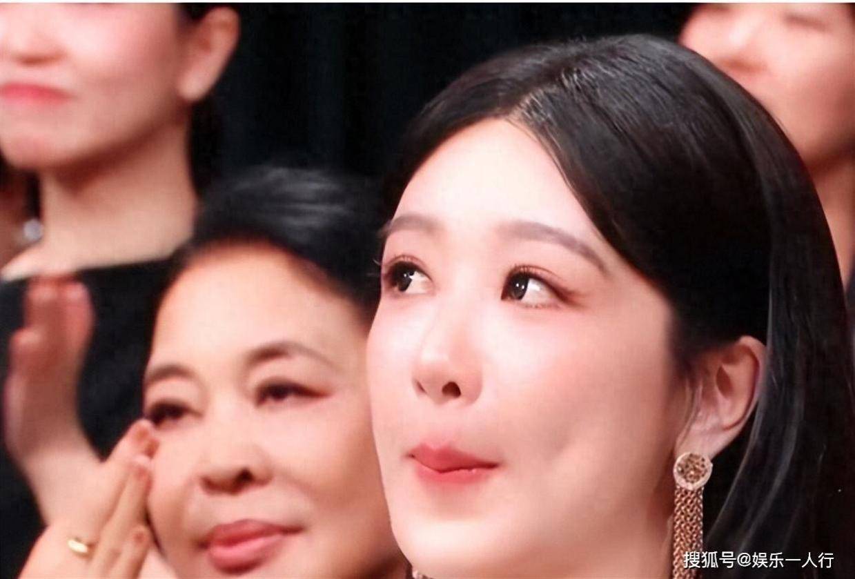 没拿到奖就气得直跺脚，公开牵手让人议论纷纷，一点分寸不懂，以后还是别去金鹰奖了
