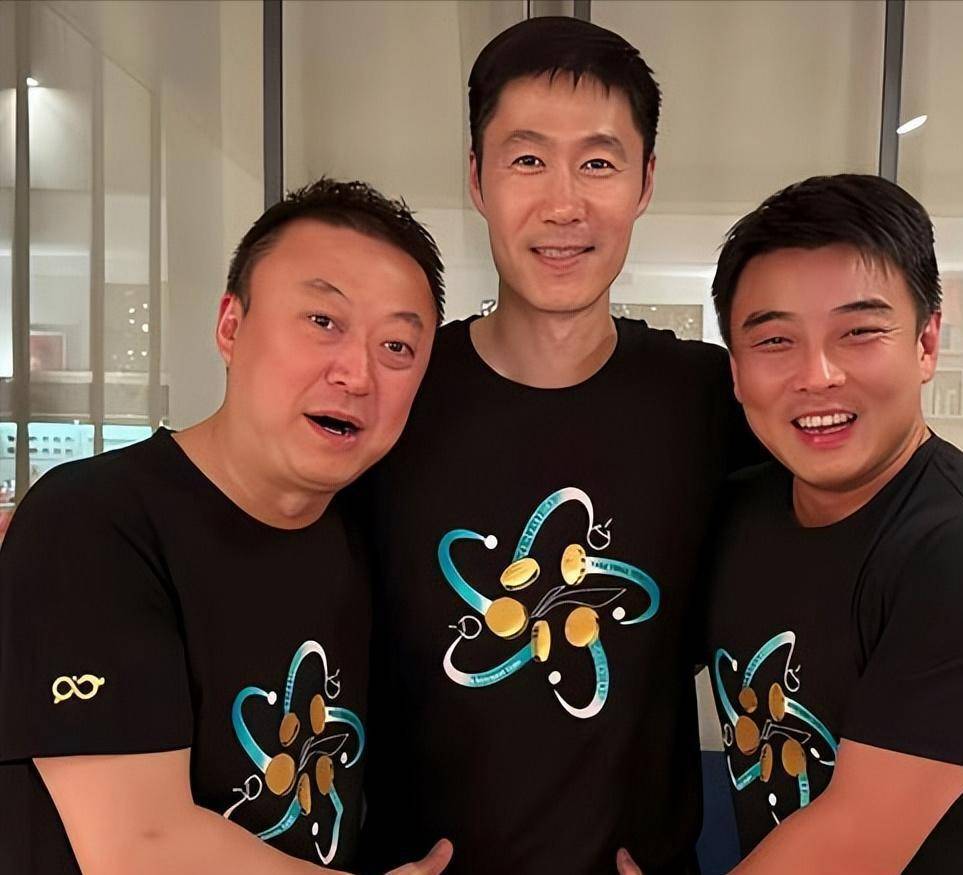忍无可忍！亚运现场遭起哄，王皓转身向看台鼓掌，王励勤紧急阻拦