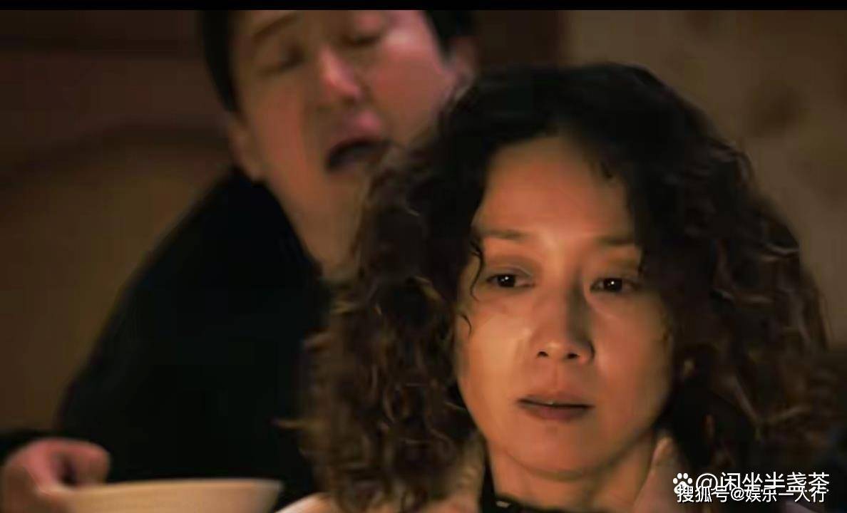 《余红旧事》热播,马伊琍张哲华对手戏大热,办公室不吵不吻,只靠眼神前倾就炸屏,演技赢得广泛赞誉