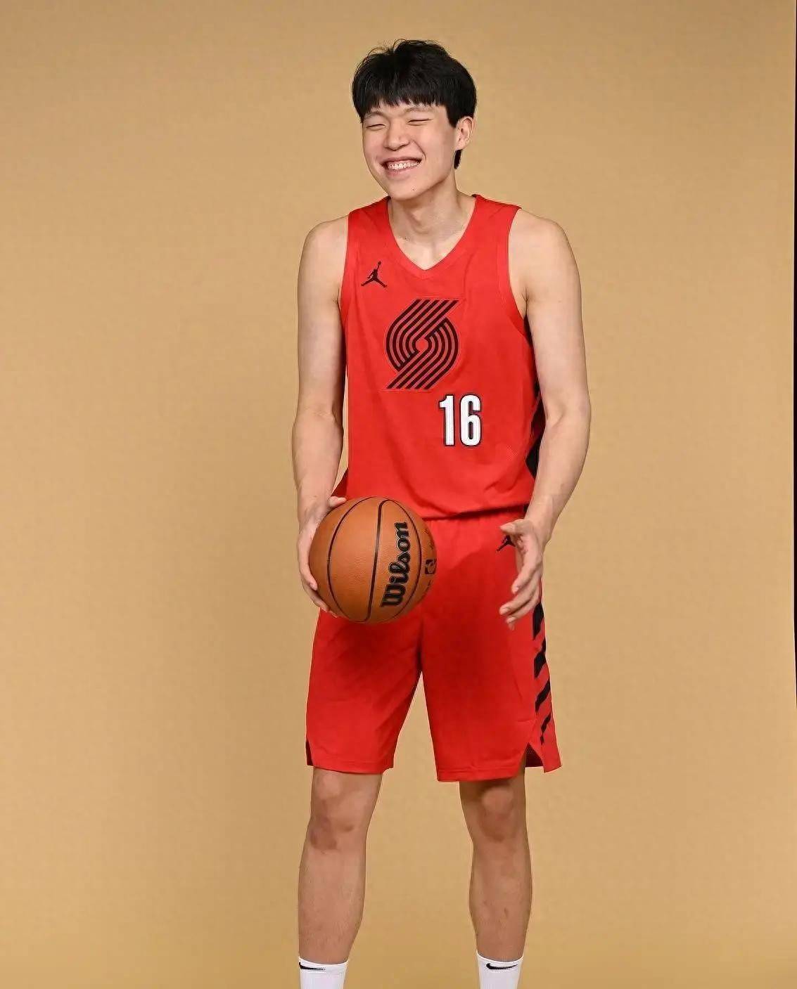 10.6日：去年首秀4分6犯！杨瀚森NBA再战勇士，这一年进步了多少
