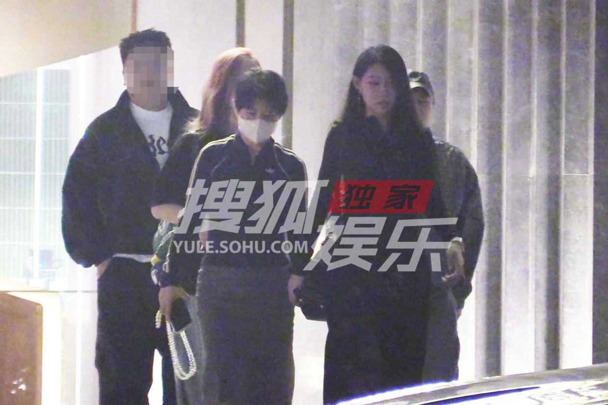 沈佳润与母亲火锅聚餐 长发披肩身姿优雅成焦点