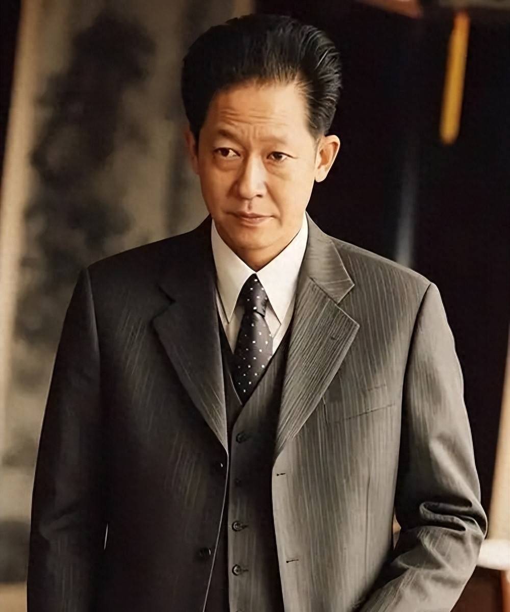 60岁王志文现状：定居上海专心陪儿子，爱上高尔夫，与妻子差距大